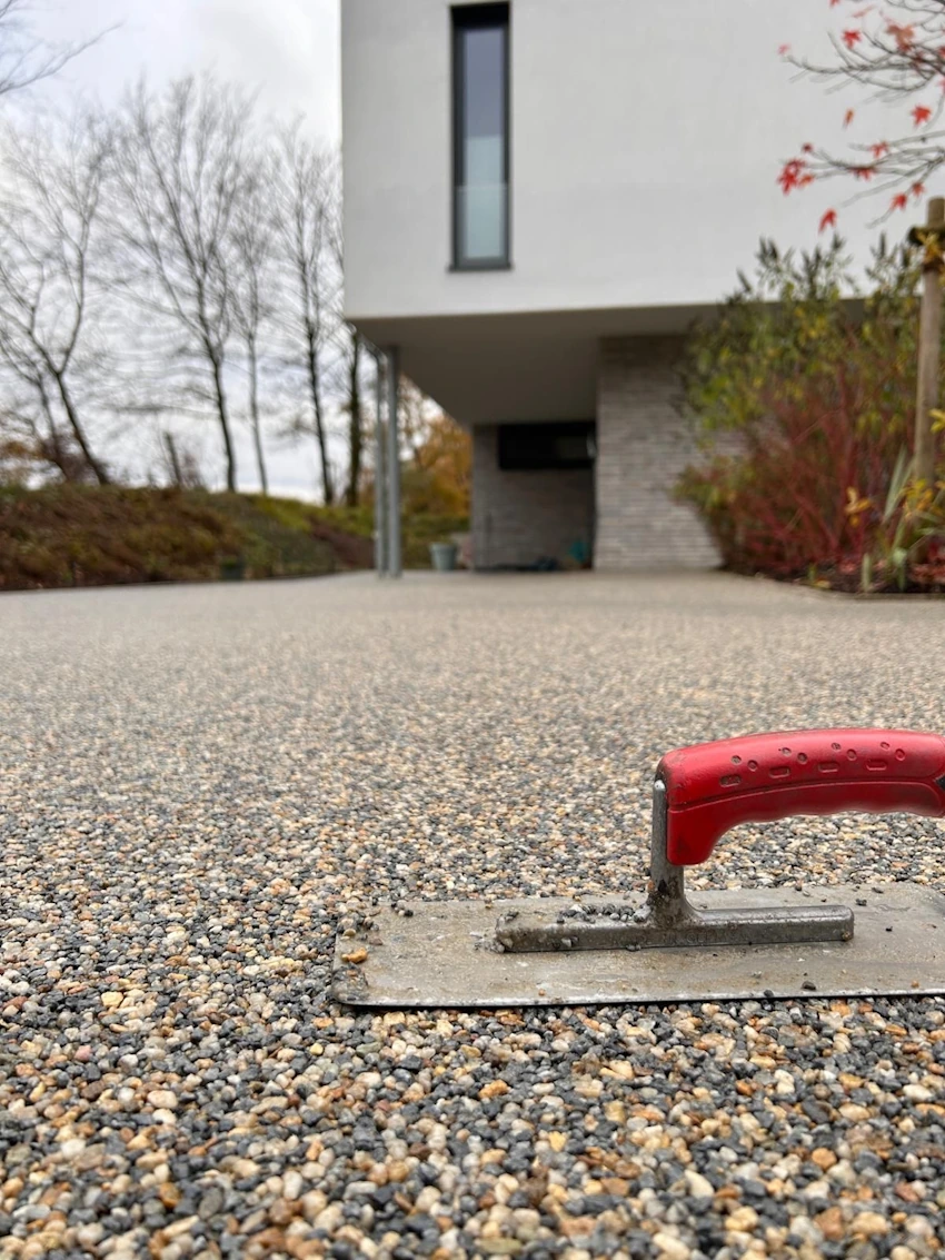 Aanleg van steentapijt op een oprit