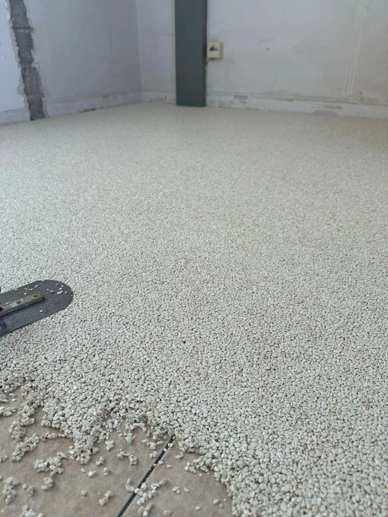 Plaatsing van licht steentapijt in een binnenruimte